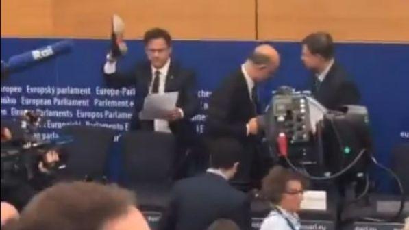 Bocciatura Manovra, show di un eurodeputato leghista a Bruxelles