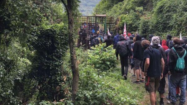 Scontri in Val di Susa, i No Tav forzano la zona rossa: 48 denunciati, ferito un poliziotto
