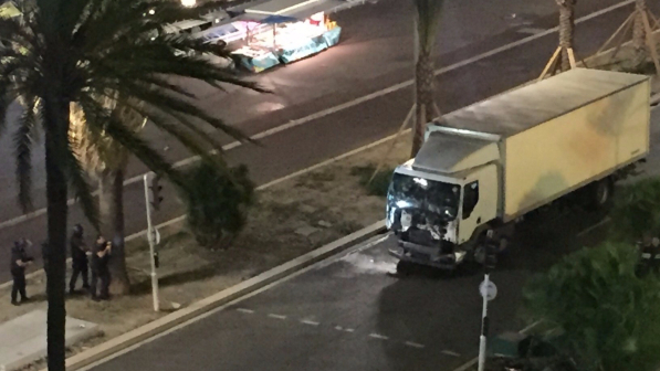 Nizza, attentato sul lungomare: almeno 30 i morti