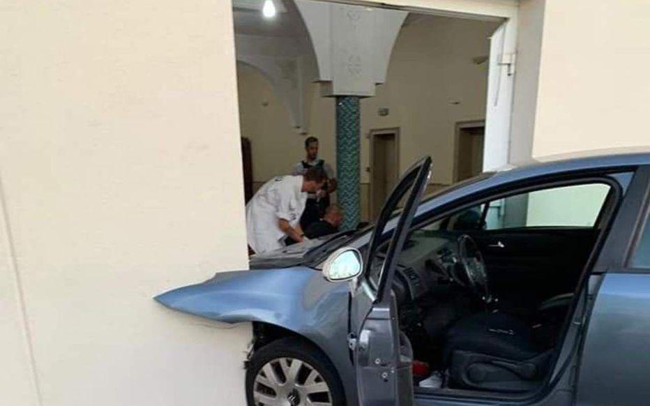 Francia, auto si lancia contro una moschea: arrestato un uomo