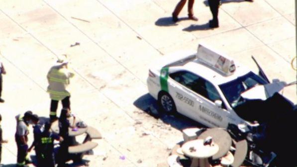 Boston, taxi sulla folla vicino all'aeroporto: almeno nove feriti, due sono gravi