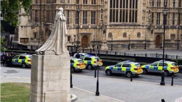 Londra, auto contro barriere Westminster: indaga l'antiterrorismo