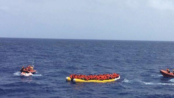 Migranti, un gommone con 116 persone soccorso da una nave Ong