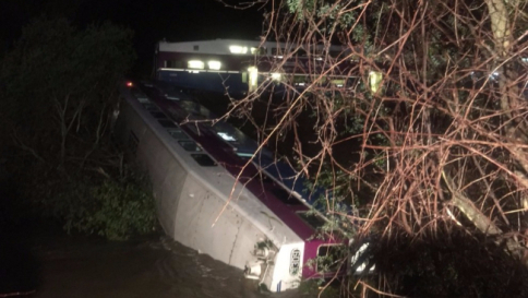 California, treno deraglia e finisce in un fiume: 14 feriti, 4 sono gravi