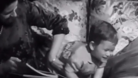 La regina e il piccolo principe nel '49: Elisabetta gioca e fa il solletico a Carlo