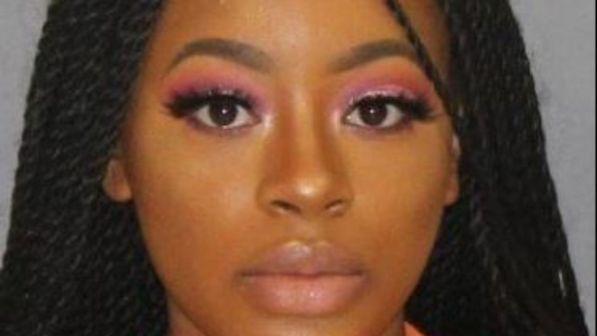 Texas, arrestata per marijuana: grazie alla foto segnaletica con un super make up diventa star dei social