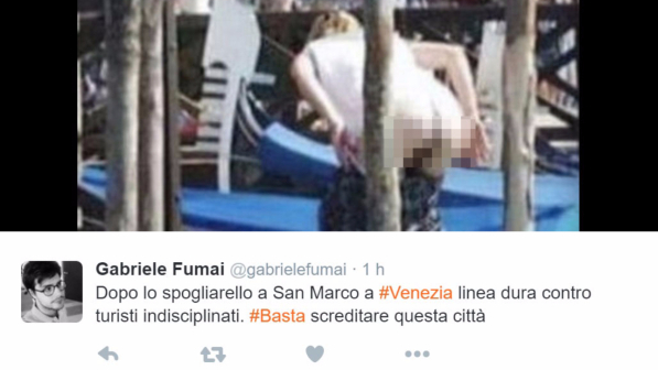 Venezia, turista "scambia" molo per latrina: divampano le polemiche