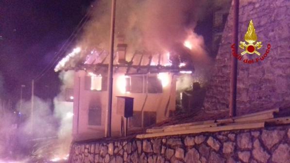 Belluno, incendio devasta abitazioni: nessun ferito