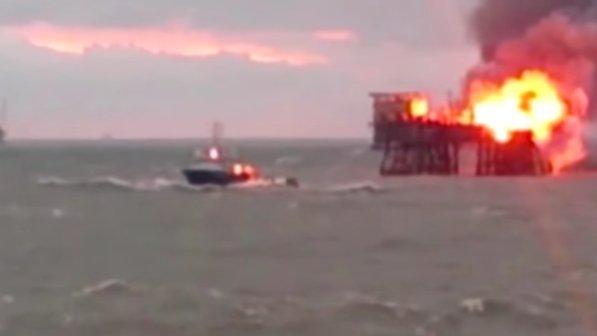 Usa, piattaforma petrolifera in fiamme nel Golfo del Messico