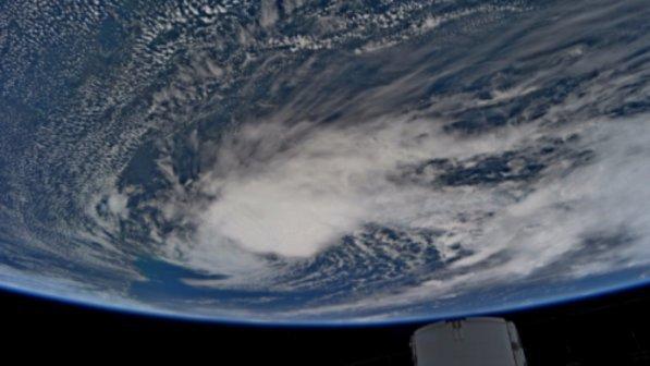 Nasa, due astronauti tornano dallo spazio per visitare le proprie famiglie a Houston dopo l'uragano Harvey