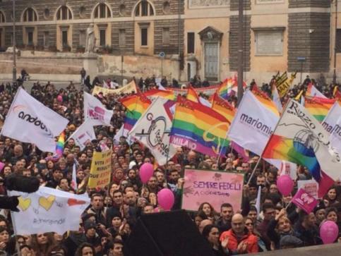 Unioni civili, movimenti "lgbt" manifestano a Roma per i diritti: andare oltre la Cirinnà