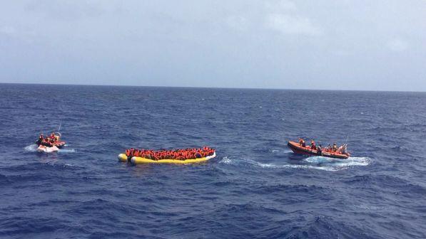 Migranti, soccorso gommone al largo della Libia: a bordo 13 morti