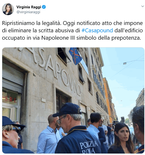 Roma, blitz della Raggi al palazzo occupato da CasaPound: "Via la scritta" Ma in Aula il M5s vota contro sgombero