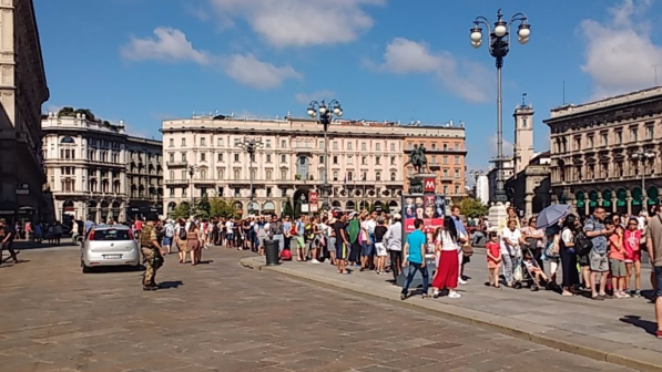 Milano, intensi controlli al Duomo: code lunghissime per entrare e telecamere a visione notturna