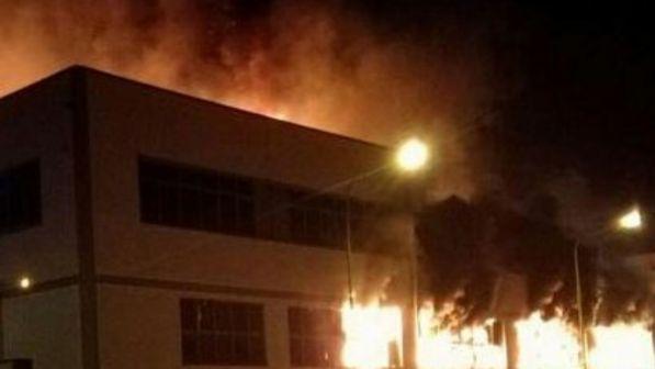 Incendio in un mobilificio nel Padovano