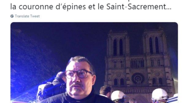 Notre-Dame, prete-pompiere eroe entra nella cattedrale invasa dalle fiamme per salvare la corona di spine di Gesù
