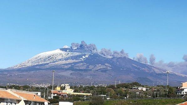 Etna, ripresa l'attività eruttiva: chiuso settore dello spazio aereo