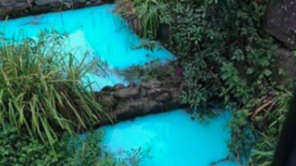Allarme in Inghilterra, sostanze inquinanti colorano di blu cristallino le acque del fiume Frome
