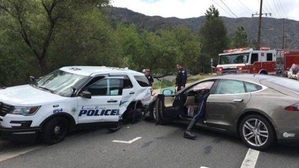 Usa, auto Tesla in guida semi-autonoma <i>centra</i> la polizia: lo scontro è social