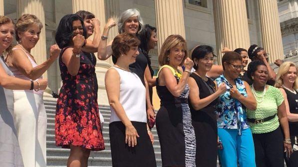 Usa, deputate protestano contro il divieto delle braccia nude al Congresso