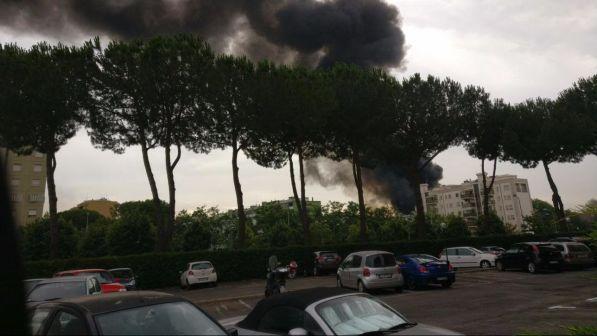 Roma, a fuoco 6 camper a Grotta di Gregna: alta colonna di fumo