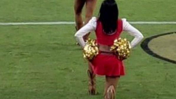 Usa, prima protesta di una cheerleader della Football League durante l'inno