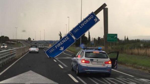 Maltempo nel Pisano, cade cartello stradale sulla Firenze-Pisa-Livorno