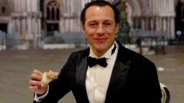 Stefano Accorsi e la pizza a Venezia: "Un bel modo di godere la Bellezza d'Italia"
