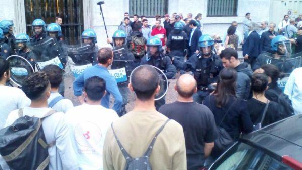 Milano, scontri in piazza tra CasaPound e centri sociali