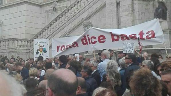 Roma, il capogruppo Lega in Campidoglio attacca la Raggi: "E' un disastro, si deve dimettere"