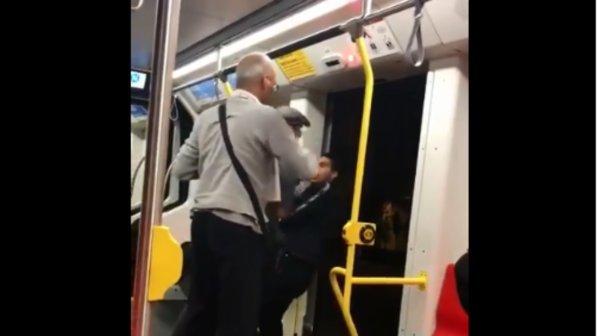 Usa, "volume della musica troppo alto": due uomini aggrediscono 21enne di colore sulla metro