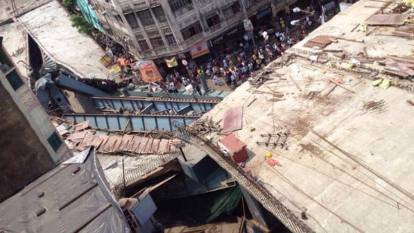 India, crolla un cavalcavia a Calcutta: almeno 21 morti e 150 dispersi