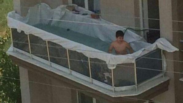 Il bambino trasforma il balcone in una piscina e la Rete si scatena