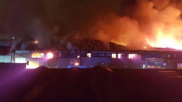 Londra, 100 pompieri per fiamme in magazzino a Tottenham
