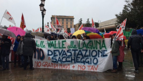 Venezia, protesta ambientalista contro il summit Italia-Francia: agenti usano idranti