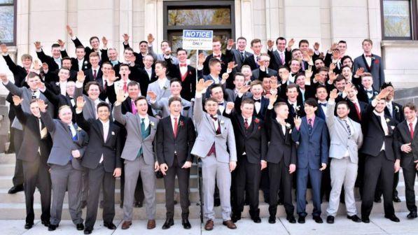 Usa, studenti del Wisconsin fanno il saluto nazista: la foto diventa virale sui social
