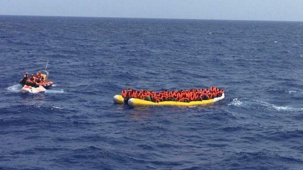 Libia, nave Ong soccorre 50 migranti e fa rotta verso l'Italia | Viminale pronto a chiudere le acque territoriali