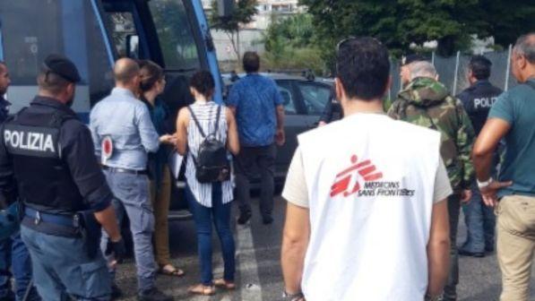Roma, la polizia preleva 16 migranti | L'associazione Baobab: "Erano della Diciotti, rilasciati"