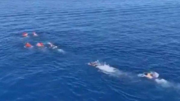 Open Arms, cinque migranti si gettano in mare: recuperati