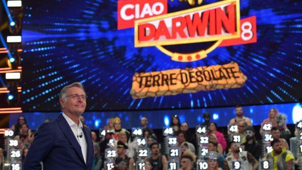 Torna "Ciao Darwin", Bonolis e Laurenti per "Terre desolate": si parte con la sfida tra chic e shock