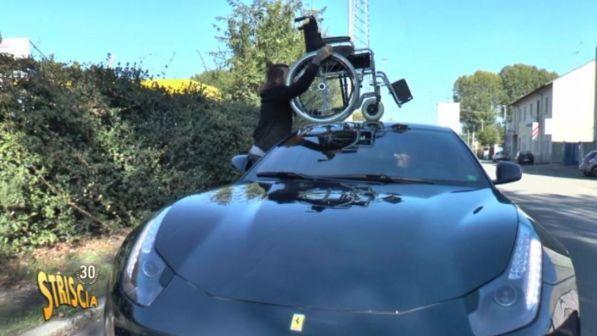 "Striscia la notizia", Vittorio Brumotti provoca con una sedia a rotelle sulla Ferrari