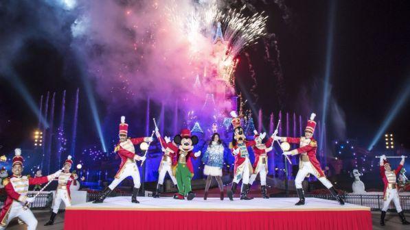 Laura Pausini: "Torno bambina con le canzoni di Natale... a ritmo di swing"