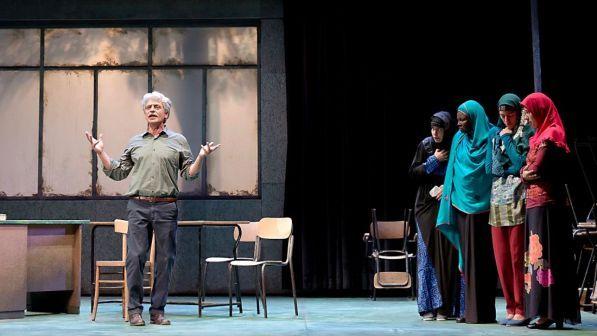 Fabrizio Bentivoglio a teatro, insegnante in una banlieu in "L’ora di ricevimento"