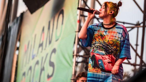 A "Milano Rocks" Billie Eilish conquista il pubblico anche... su una gamba sola