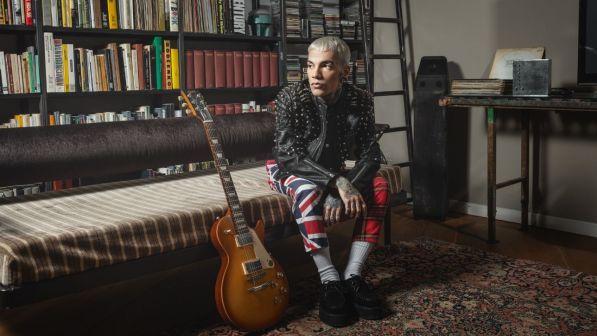 GionnyScandal si mette a nudo con il nuovo album “Black Mood”