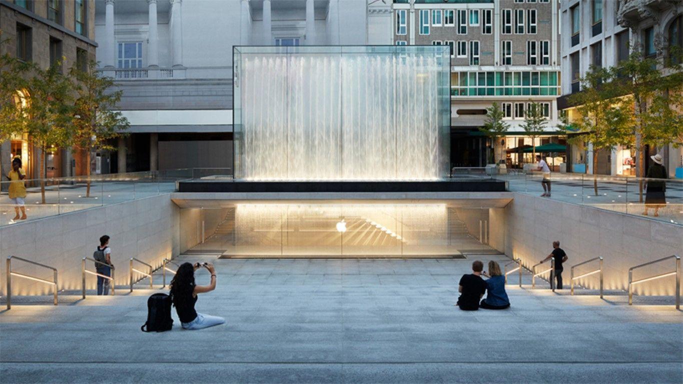 Turista francese si tuffa nuda nella fontana Apple store di Milano: i passanti la rivestono