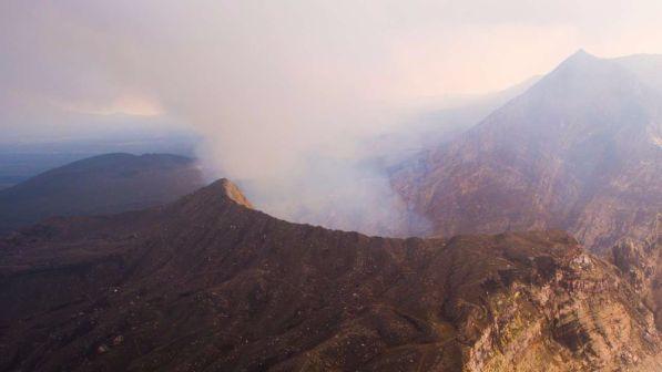 Alaska, colonna di fumo dopo eruzione vulcano: allerta per aerei