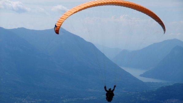 Treviso, polacco precipita con il parapendio e muore