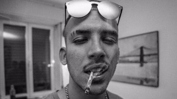 Vegas Jones: "Da Cinisello Balsamo a Chic Nisello, il mio rap puro che non parla solo di spacciatori"