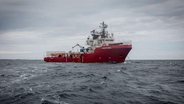 Ocean Viking, la Commissione Ue: "Coordiniamo la ripartizione dei migranti" | Ong: "Fateli sbarcare"